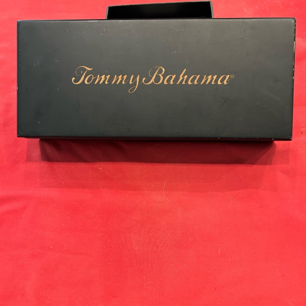 Set,Tommy Bahamas 
knives.
In box hardly used 
Beautiful wood ivory type handle